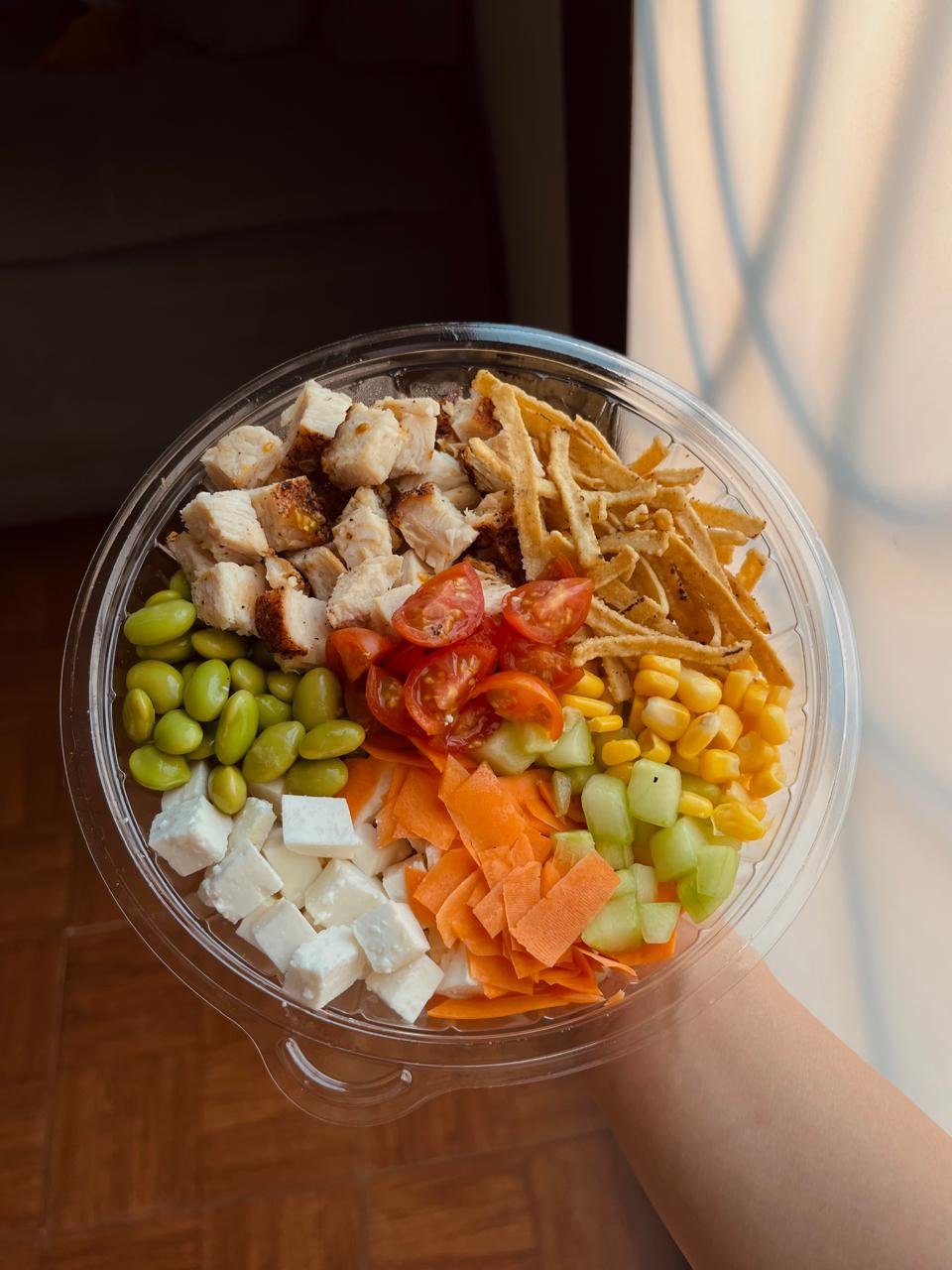 Poke de pollo con edamames, panela y elote