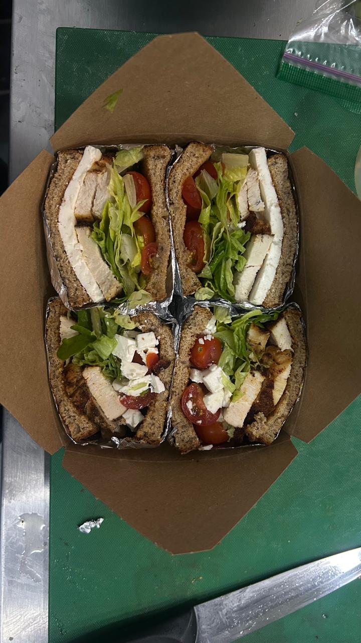 Sándwiches de pollo y panela