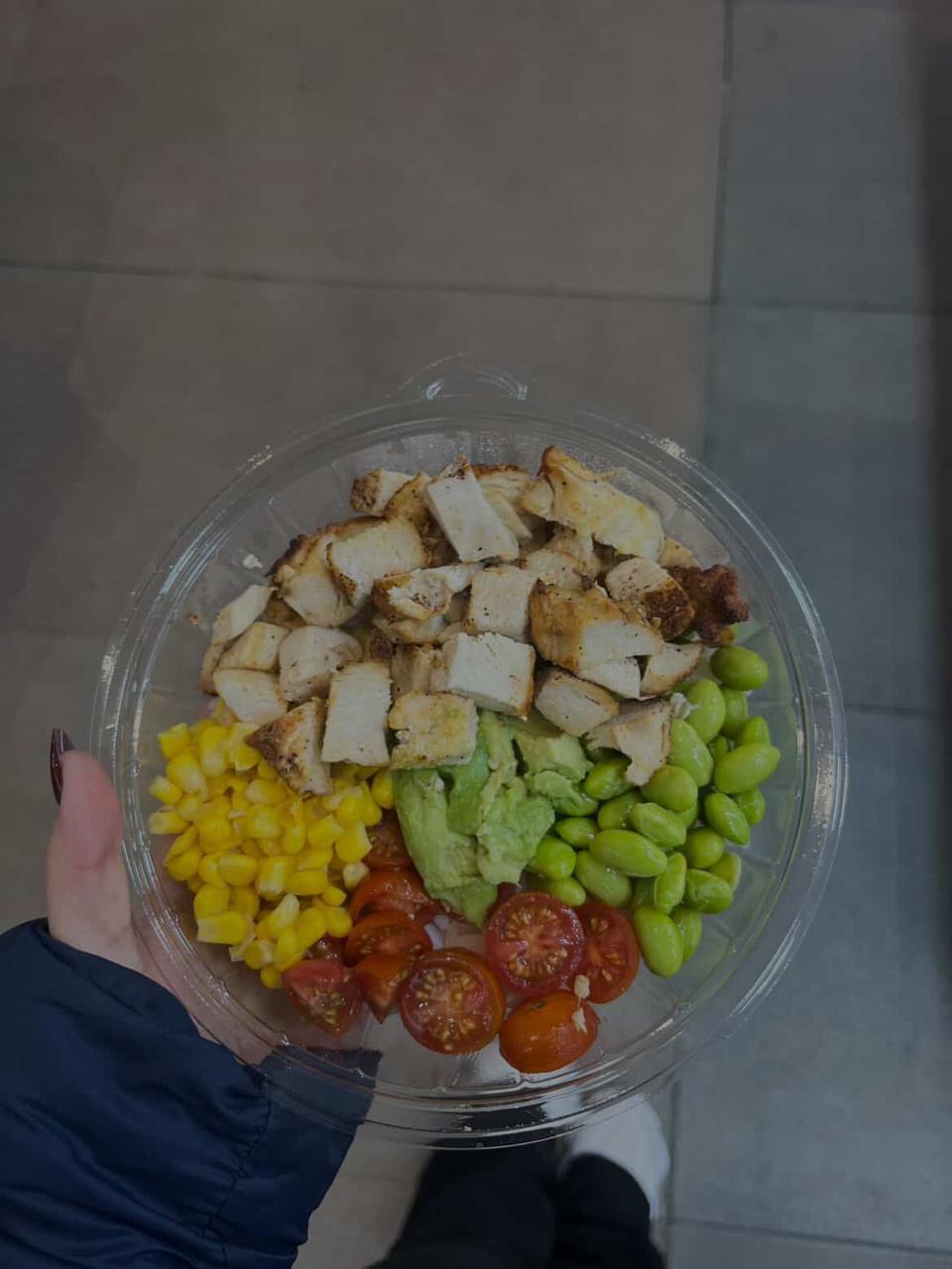Bowl de pollo con aguacate y edamames