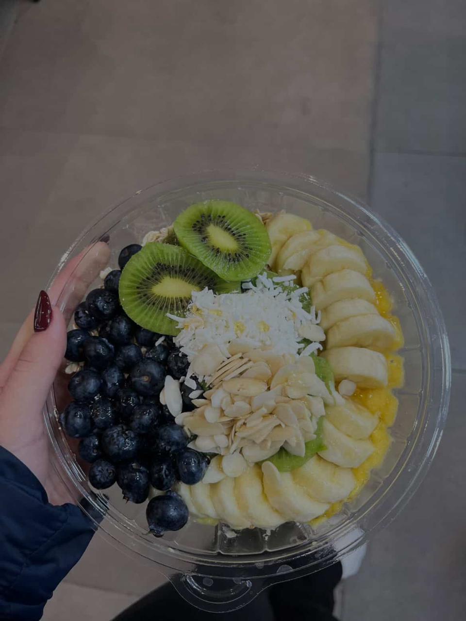 Bowl frutal con kiwi, plátano y blueberries